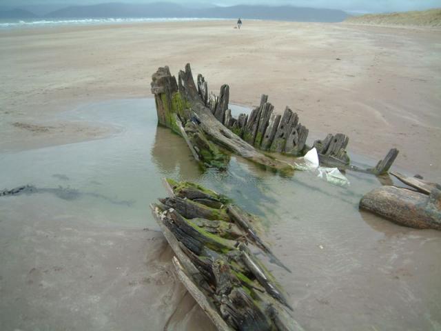 Altes Boot am Rossbeigh Strand