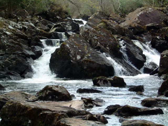 Braunes Wasser, schwarzer Fels
