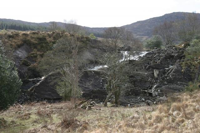 Braunes Wasser, schwarzer Fels
