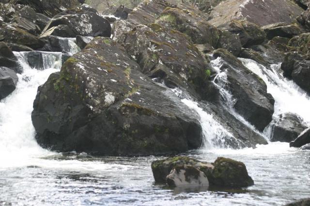 Braunes Wasser, schwarzer Fels